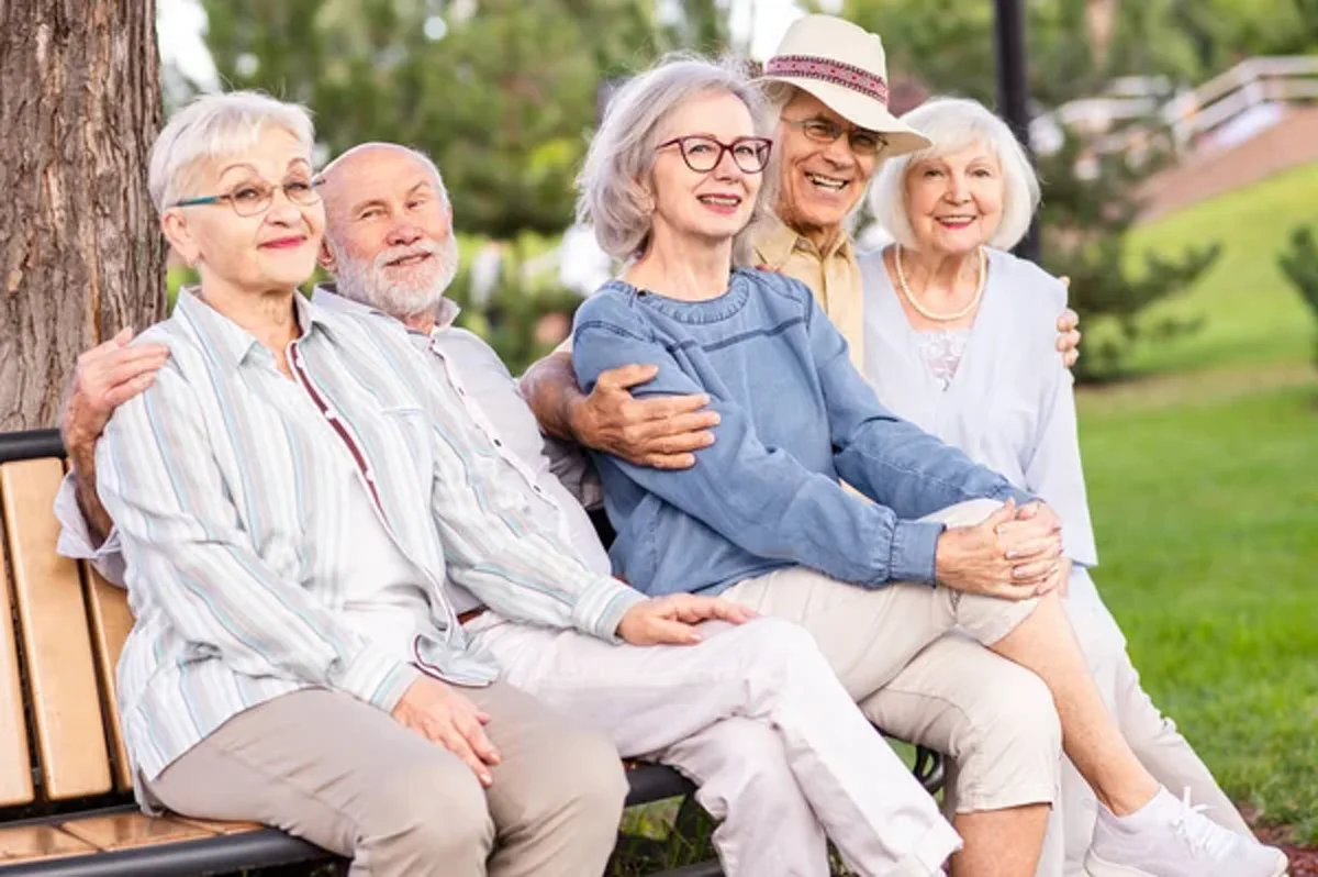 depositphotos_614055910-stock-photo-group-happy-elderly-people-bonding depositphotos_614055910-stock-photo-group-happy-elderly-people-bonding