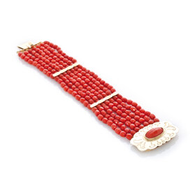 bracciale in corallo a 7 fili taglio dei grani a barilotto sfaccettato e chiusura in oro incisa a mano e inserto corallo cabochon