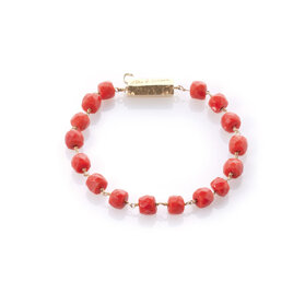 Bracciale in oro e corallo grani tagliati a barilotto e sfaccettati annodati con filo in oro e chiusura in oro con incisioni