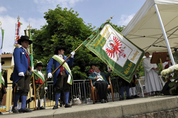 40d18f3b-d2c5-4fa9-8676-00a4ad20e0b8 40d18f3b-d2c5-4fa9-8676-00a4ad20e0b8