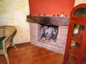 Soggiorno -camino appartamento Granaio