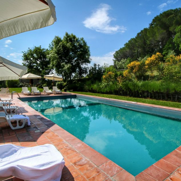 piscina con solarium piscina ad uso comune