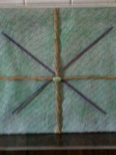 Box-Es n.1012 - 2010 cm. 30x24x07 carta, stecchini, pillola e retina di plastica Box-Es n.1012 - 2010 cm. 30x24x07 carta, stecchini, pillola e retina di plastica