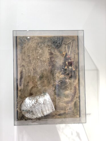 Box-Es n.1063 Pinocchio le teste cadono ma l’Euro rimane…comunque fottuti!! ...01/2012 - cm.84x61x30 Box-Es n.1063 Pinocchio le teste cadono ma l’Euro rimane…comunque fottuti!! ...01/2012 - cm.84x61x30