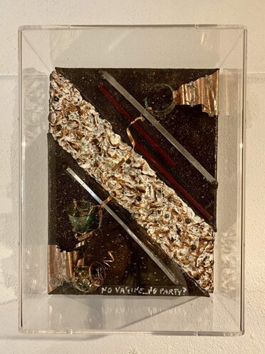 Box-Es n.1126 alchemy no vaccine no party? ... cm.31x41x16 – 2021 Box-Es n.1126 alchemy no vaccine no party? ... cm.31x41x16 – 2021