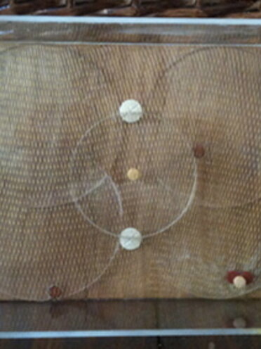 Box-Es n.2014 - 2010 cm.24x18x07 cerchi di policarbonato, pillole e retina di plastica Box-Es n.2014 - 2010 cm.24x18x07 cerchi di policarbonato, pillole e retina di plastica