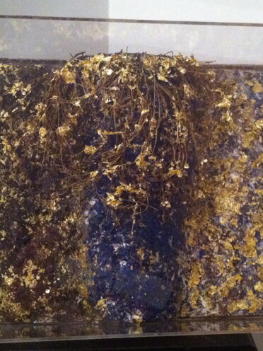 Box-Es n.1058 – vaso oro con rami e pillole Collezione L. P. FINIZIO Box-Es n.1058 – vaso oro con rami e pillole Collezione L. P. FINIZIO