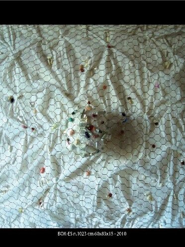 Box-Es n.1023 il mondo nella rete 2010 cm.83x60x15 carta crespa, palla di polistirolo, pillole e rete metallica Box-Es n.1023 il mondo nella rete 2010 cm.83x60x15 carta crespa, palla di polistirolo, pillole e rete metallica