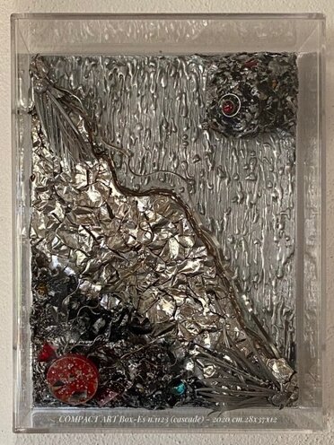 Box-Es n.1123 cascade cm.28x37x12 – 2020 Box-Es n.1123 cascade cm.28x37x12 – 2020