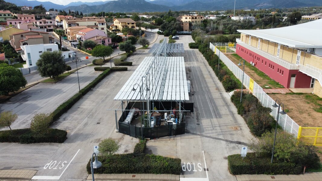 Impianto ibrido solare termico e sistema fotovoltaico ad inseguimento mono-assiale