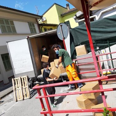 Facchinaggio e Montaggio Palchi Offriamo servizi di facchinaggio, montaggio palchi e supporto agli operatori comunali