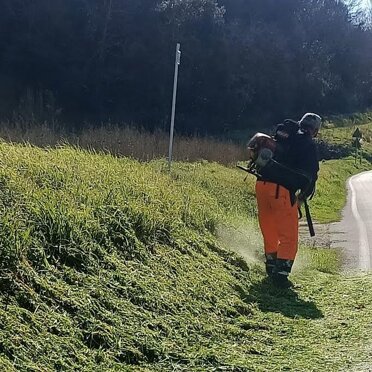 Manutenzione Verde Pubblico Ci prendiamo cura del verde che ti circonda. Gestiamo e manteniamo parchi, giardini e aree urbane