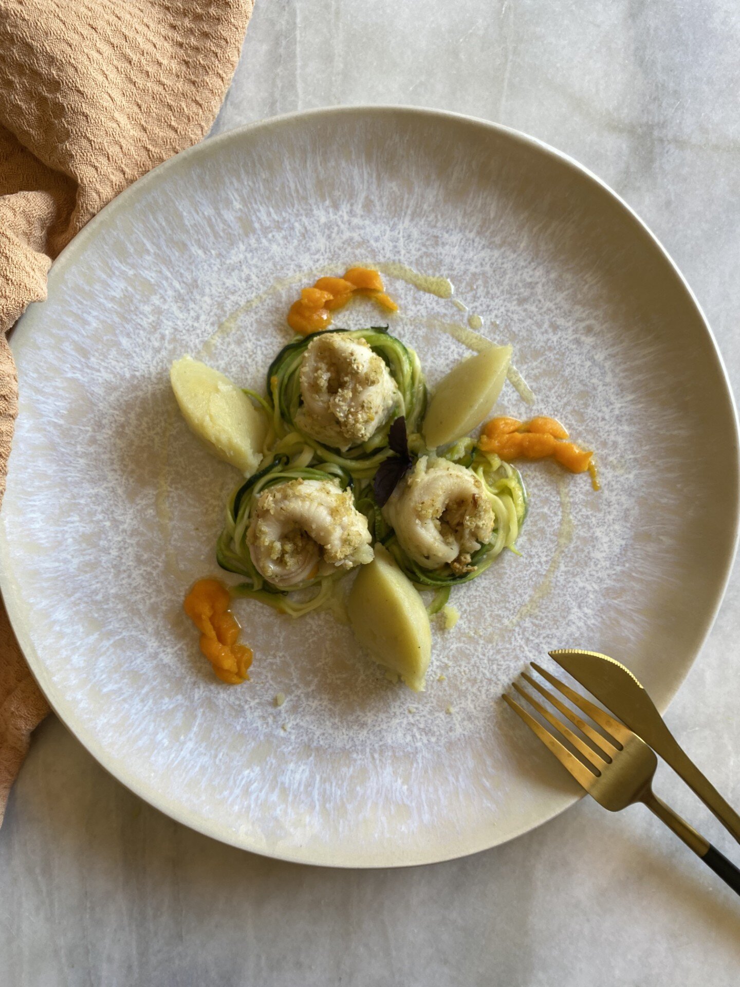 INVOLTINI DI PLATESSA CON PUREA DI VERDURE E SPAGHETTI DI ZUCCHINE