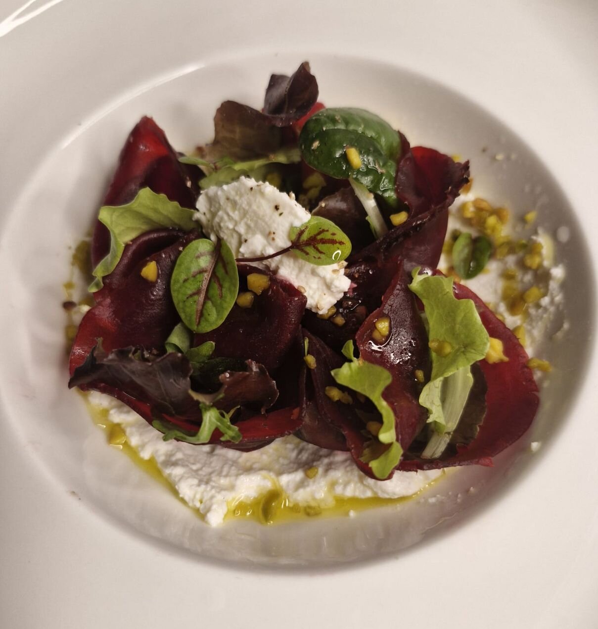 PETALI DI BARBABIETOLA SU CREMA DI RICOTTA