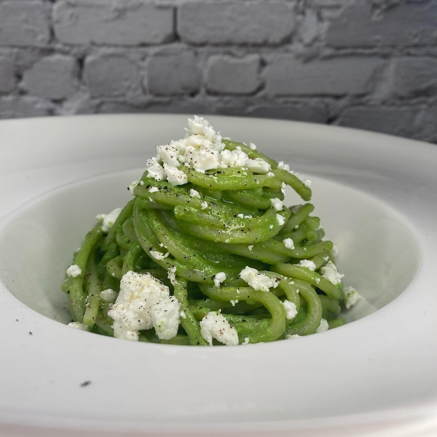 SPAGHETTI CON PESTO DI RUCOLA E FETA GRECA