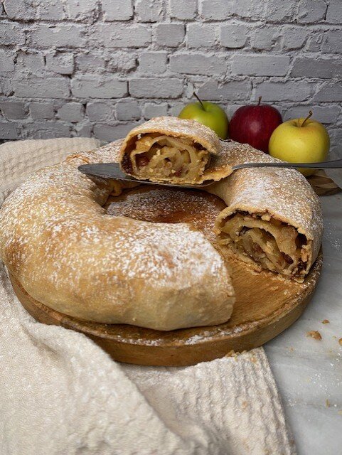 Strudel di Mele: Ricetta Originale e Versione Leggera. Con la mia versione, cambia la forma ma non il gusto!