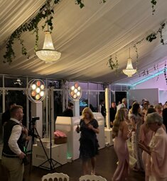 Impianto audio bianco e chandelier