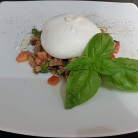 Burrata su sbriciolata di frisella integrale con c