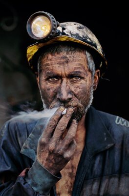 steve-mccurry-coal-miner-smoking-a-cigarette-pol-e-khomri-afghanistan-arte-svelata.jpeg
