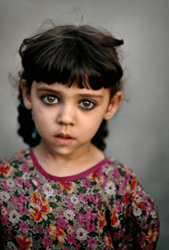 steve_mccurry_ritratti_mostra_about_bologna_7-611x900_c