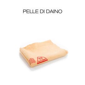 Pelle scamosciata naturale per l'asciugatura della vettura. Pelle scamosciata naturale per l'asciugatura della vettura.