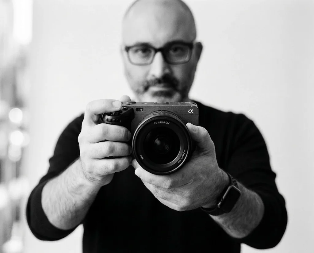 JTdCJTIyaXQlMjIlM0ElMjJWaWRlb21ha2VyJTIwQ3Jpc3RpYW5vJTIwY2hlJTIwcHVudGElMjBsYSUyMHZpZGVvY2FtZXJhJTIwdmVyc28lMjBsJUUyJTgwJTk5b2JpZXR0aXZvJTJDJTIwaW4lMjBiaWFuY28lMjBlJTIwbmVybyUyQyUyMGNvbiUyMGxlJTIwbWFuaSUyMGluJTIwcHJpbW8lMjBwaWFubyUyMiU3RA==