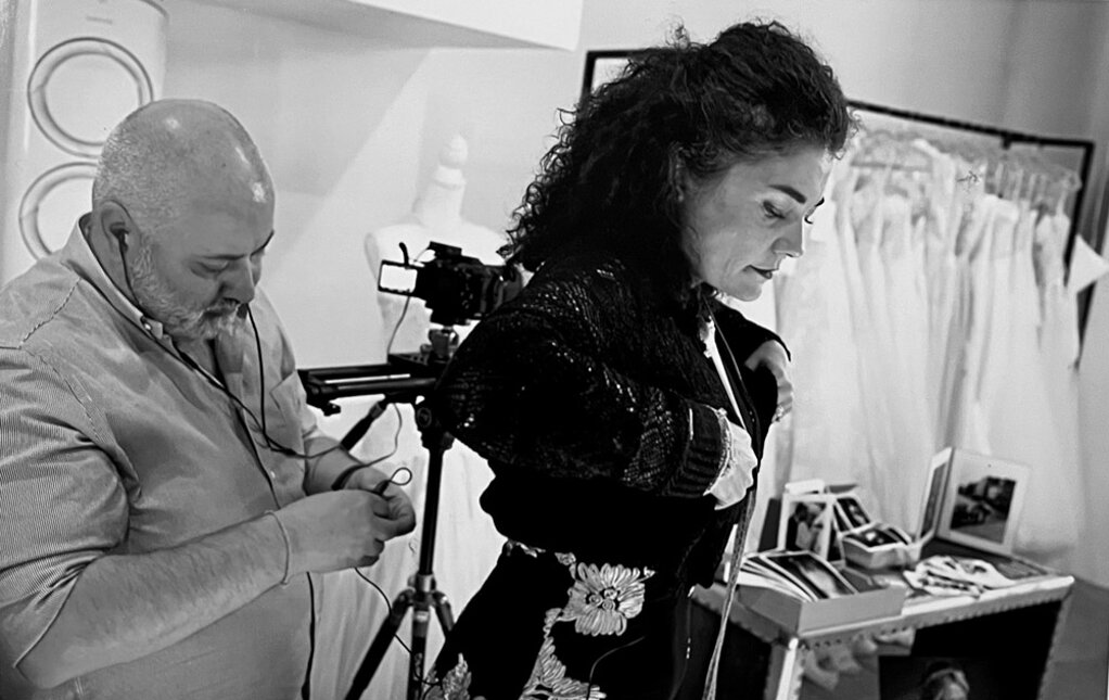videomaker Cristiano sul set che sistema il microfono videomaker Cristiano sul set che sistema il microfono