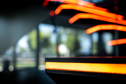 dettaglio astratto di arredo moderno con luce led arancione e sfondo sfocato