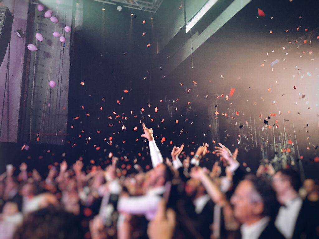 persone che esultano ad un ricevimento