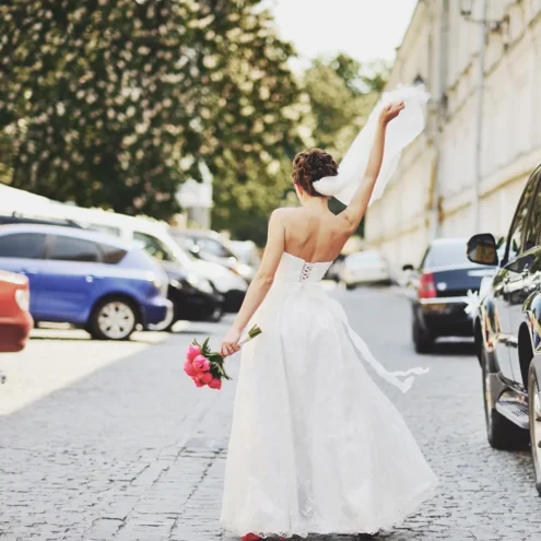 sposa che sventola il velo in mezzo alla strada sposa che sventola il velo in mezzo alla strada