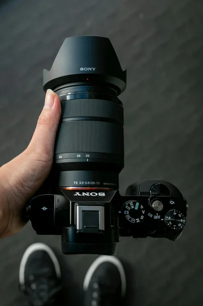 sony 7 AIV in mano di un videomaker vista dall'alto
