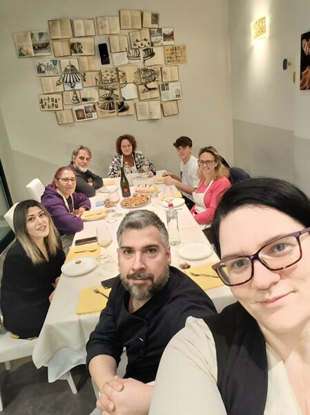 La cena in gruppo dopo le preparazioni La cena in gruppo dopo le preparazioni