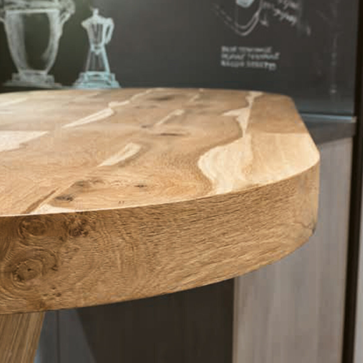 Particolare piano breakfast in vero rovere massello finitura tranciato