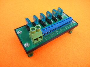 scheda-di-distribuzione-alimentazione-6-vie-12v24v-20a-con-fusibili-a-lama-mini-e-led-di-allarme