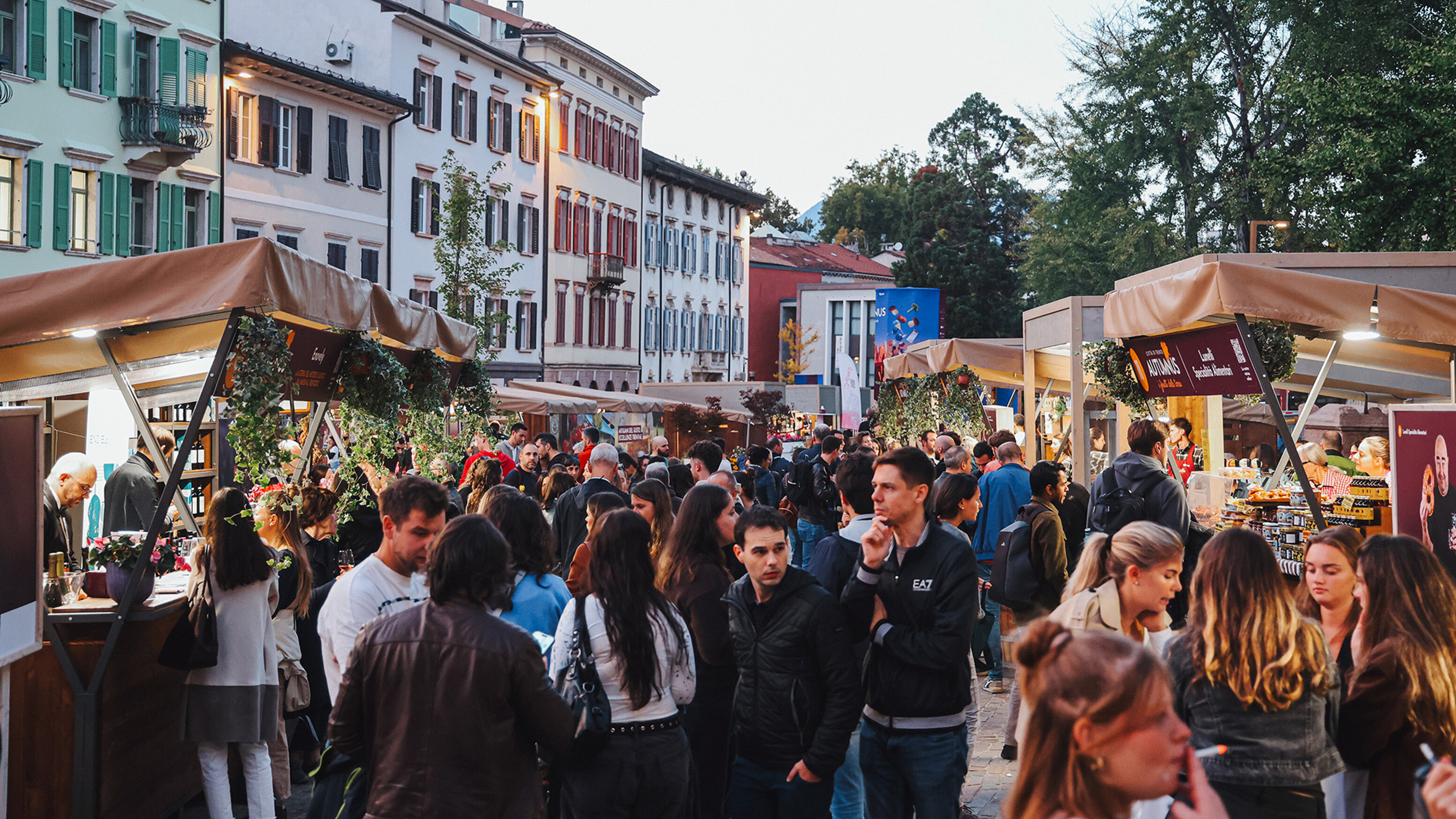 mercato-folla-casette-espositori-piazza-mostra-autumnus.jpeg mercato-folla-casette-espositori-piazza-mostra-autumnus.jpeg