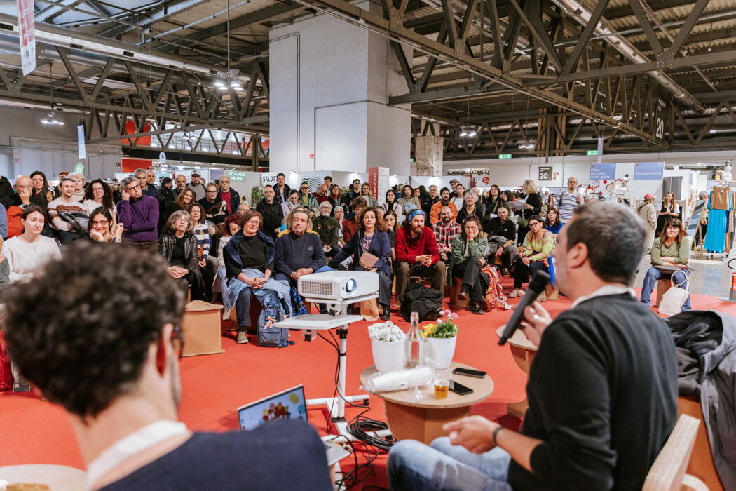 JTdCJTIyaXQlMjIlM0ElMjJGQSVFMiU4MCU5OSUyMExBJTIwQ09TQSUyMEdJVVNUQSElMjAyMDI2JTNBJTIwQSUyME1JTEFOTyUyMExBJTIwRklFUkElMjBDSEUlMjBJTU1BR0lOQSUyMFVOJTIwRlVUVVJPJTIwUEklQzMlOTklMjBTT1NURU5JQklMRSUyMiU3RA==