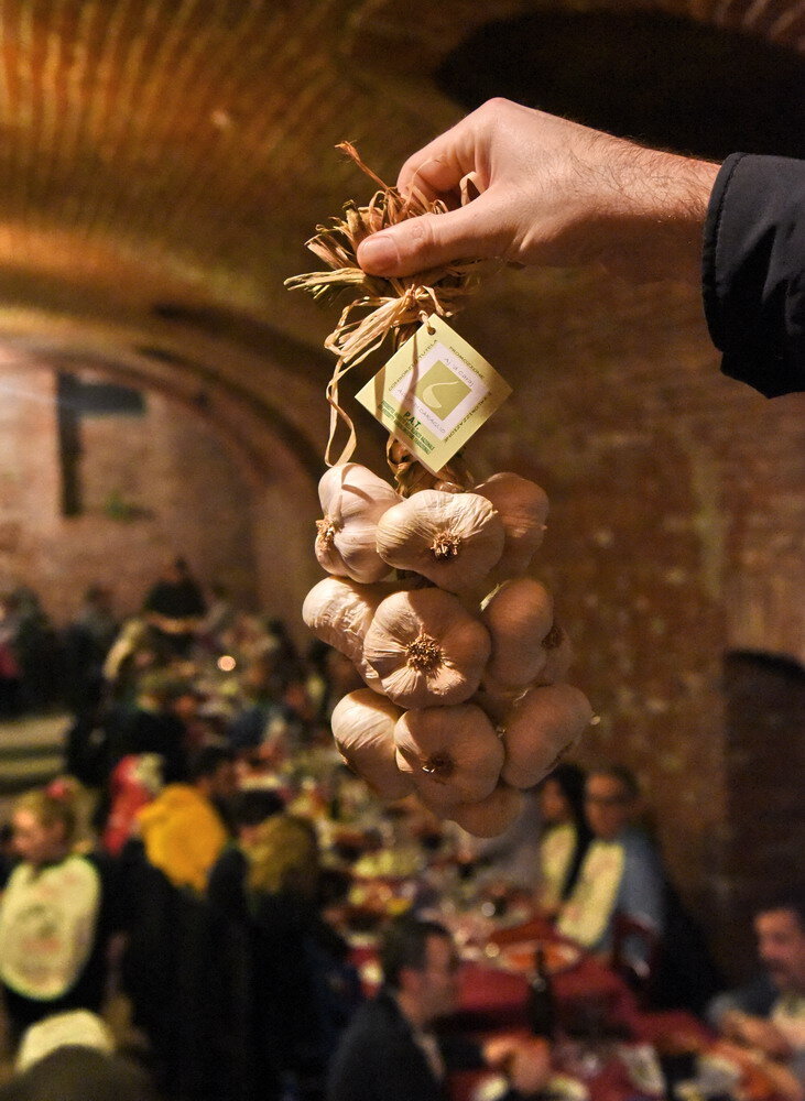TUTTI PAZZI PER LA BAGNA CÀUDA AD ASTI, IN PIEMONTE E NEL MONDO