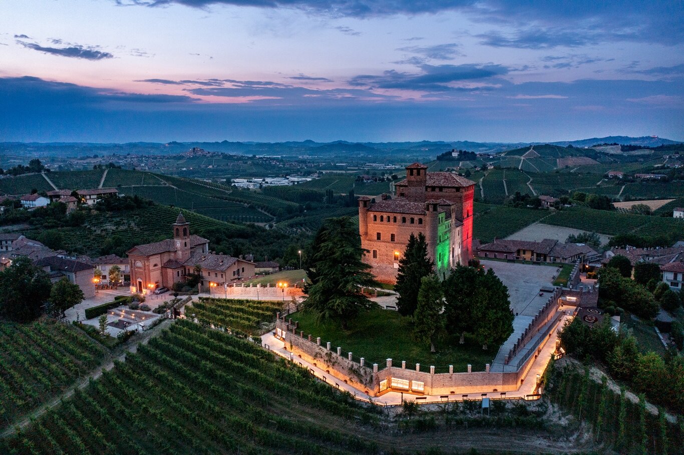 AL CASTELLO DI GRINZANE CAVOUR, TRA MOSTRE, VINI E GRANDI PIATTI