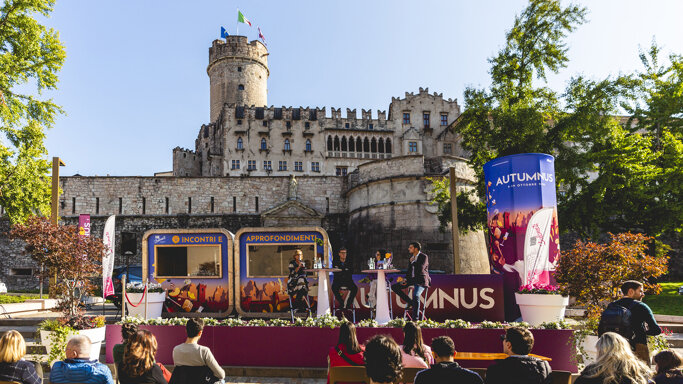 piazza-mostra-talk-incontri-approfondimenti-autumnus.jpeg