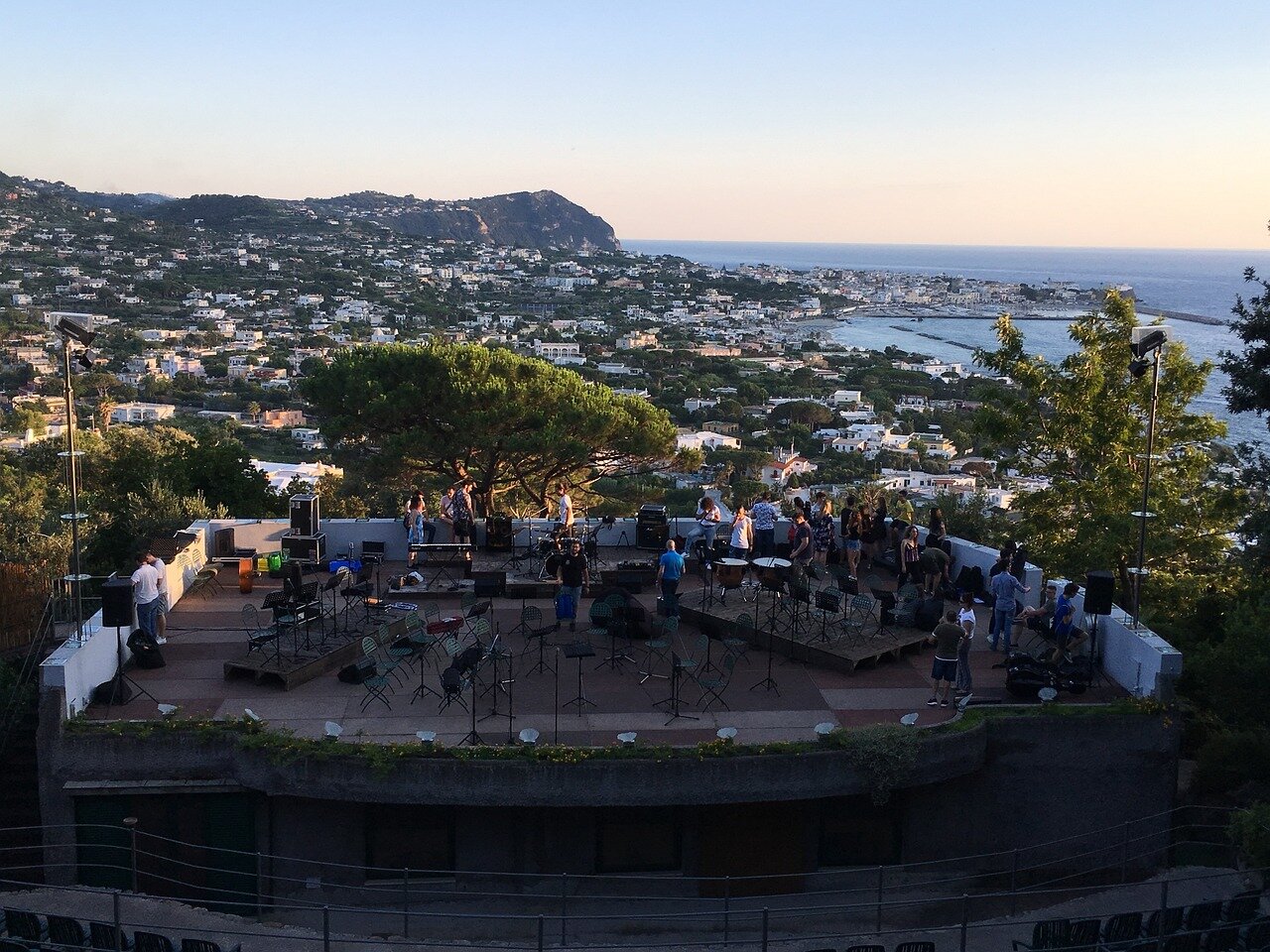 Viaggi organizzati ad Ischia con il bus: una vacanza tra mare, relax e cultura