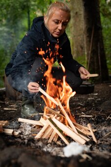 bushcraft-woman-tending-fire.jpeg bushcraft-woman-tending-fire.jpeg