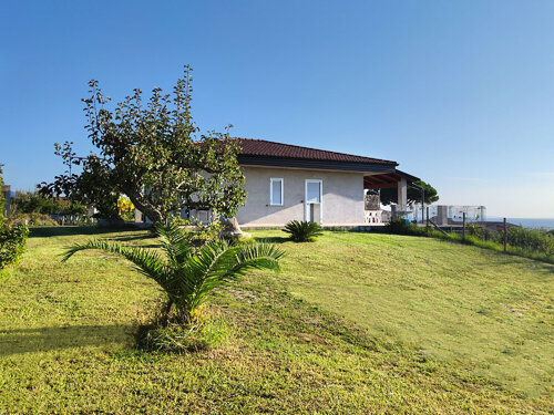 villetta con ampia veranda vista mare 