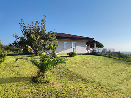 villetta con ampia veranda vista mare 