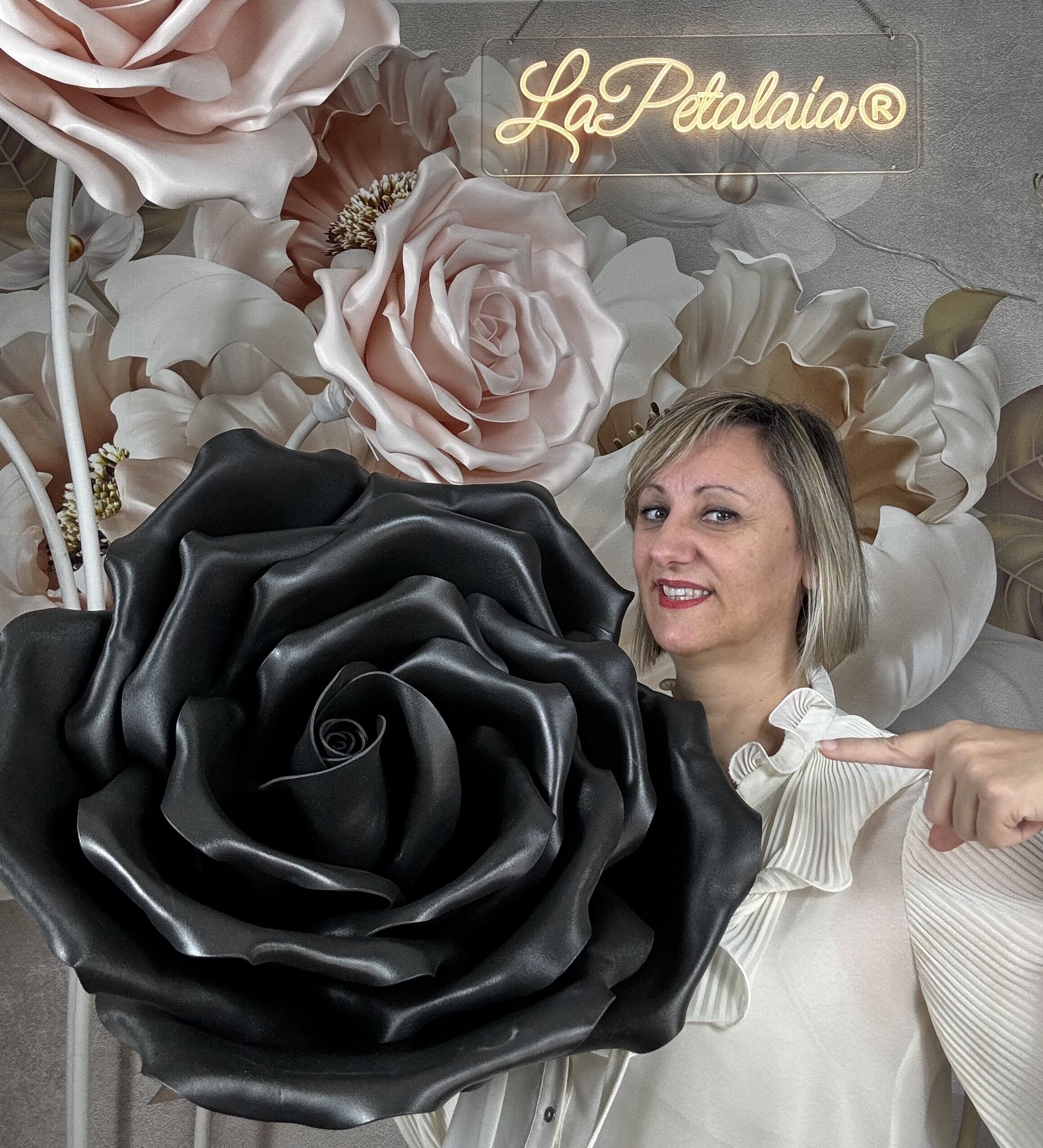 rosa-nera-lapetalaia-isolon.jpeg