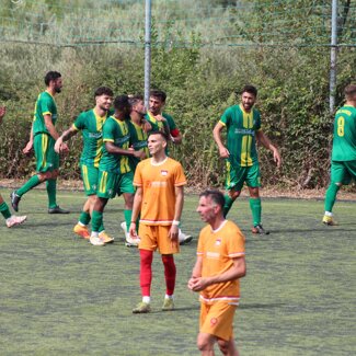 BRIGHI FESTEGGIATO DOPO IL GOL