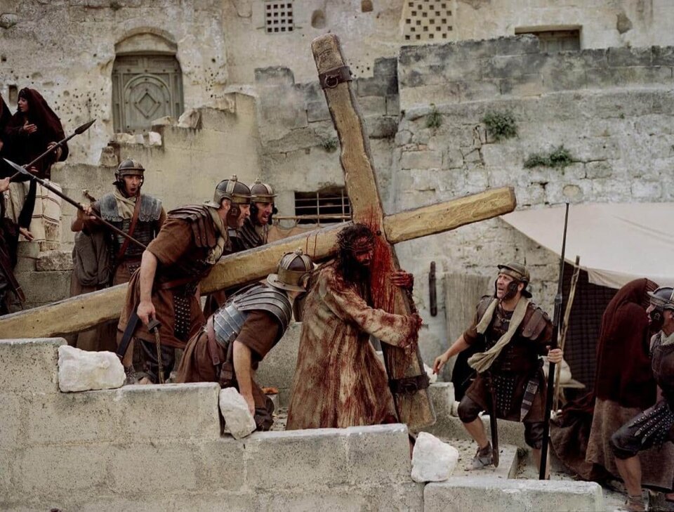 trasporto-della-croce-scena-tratta-dal-film-la-passione-di-cristo-di-mel-gibson-2004-girato-a-matera-arte-svelata-1024x778.jpeg