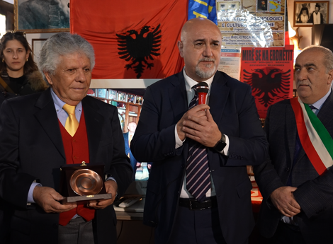 eyJpdCI6ImNlcmltb25pYSBkaSBwcmVtaWF6aW9uZSBjb24gYW5nZWxvIGNhdGFwYW5vLCBmcmFuY28gY2FsaW3gIGUgdG9tbWFzbyBiZWxsdXNjaSJ9