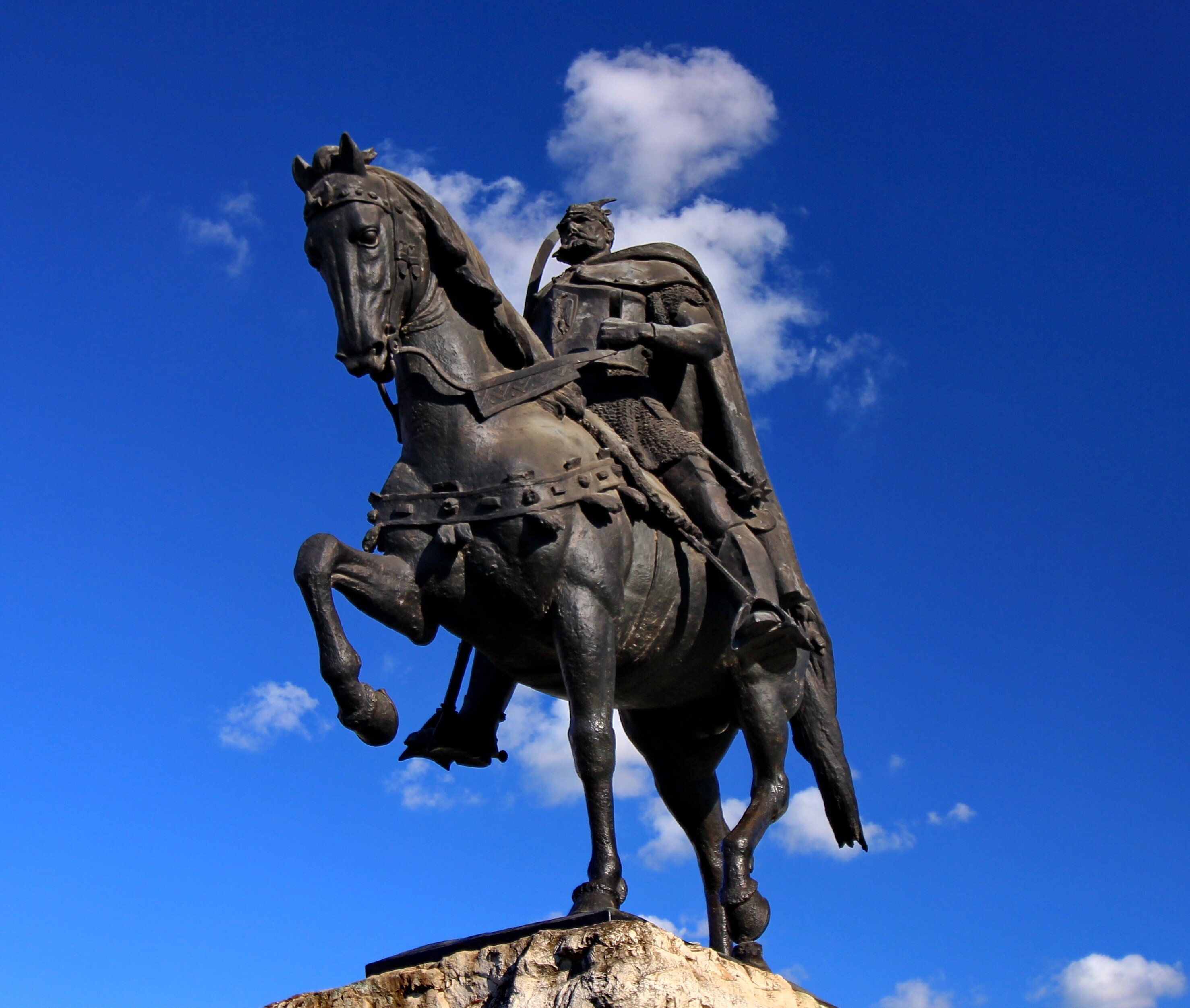 statua di skanderbeg a tirana (albania)