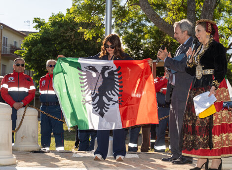 pasqualina straface con la bandiera arbereshe pasqualina straface con la bandiera arbereshe
