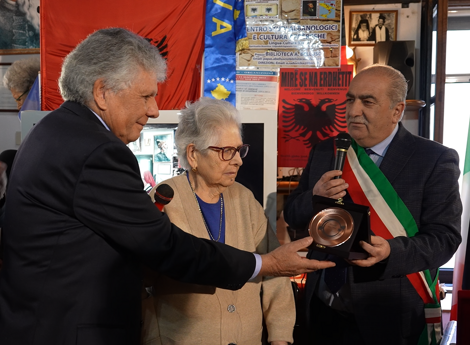 il sindaco di frascineto consegna il riconoscimento alla famiglia di padre bellusci